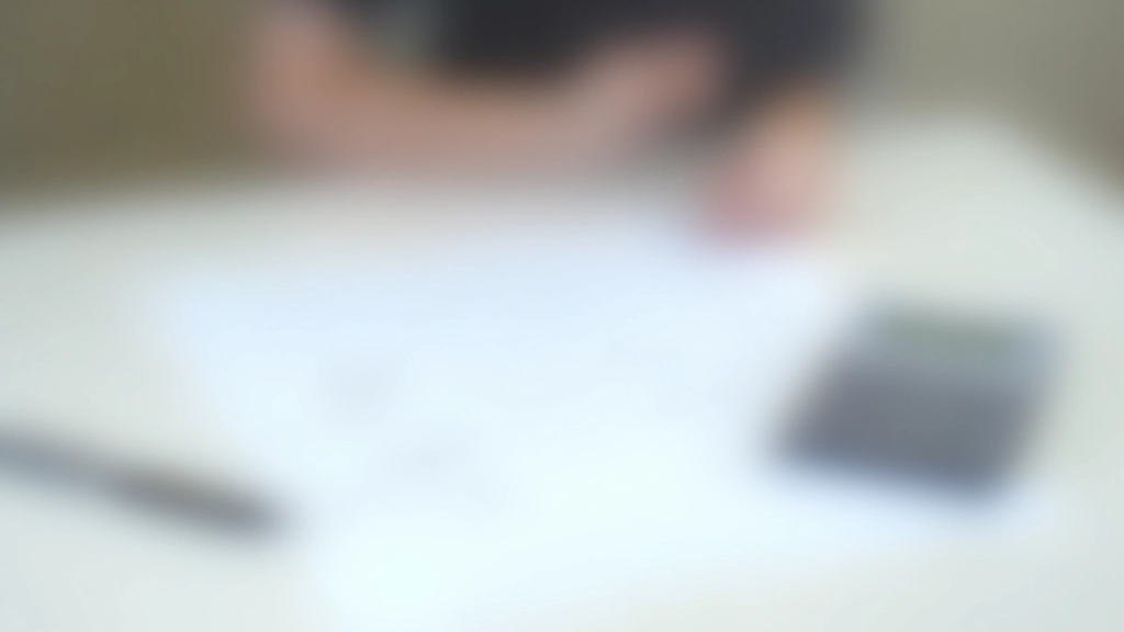 Tisknuté finanční výkazy a kalkulačka na stole, domácí prostředí